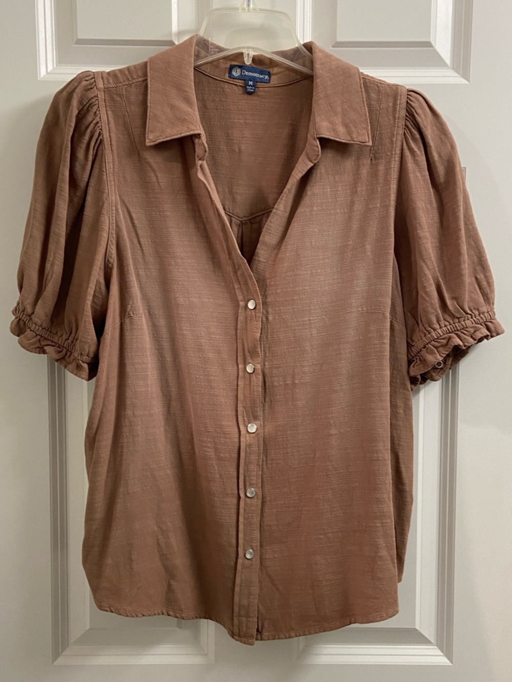 Women's Democracy Blouse Medium Brown Tan Pearl Snap Puff Sleeve Ruffles
